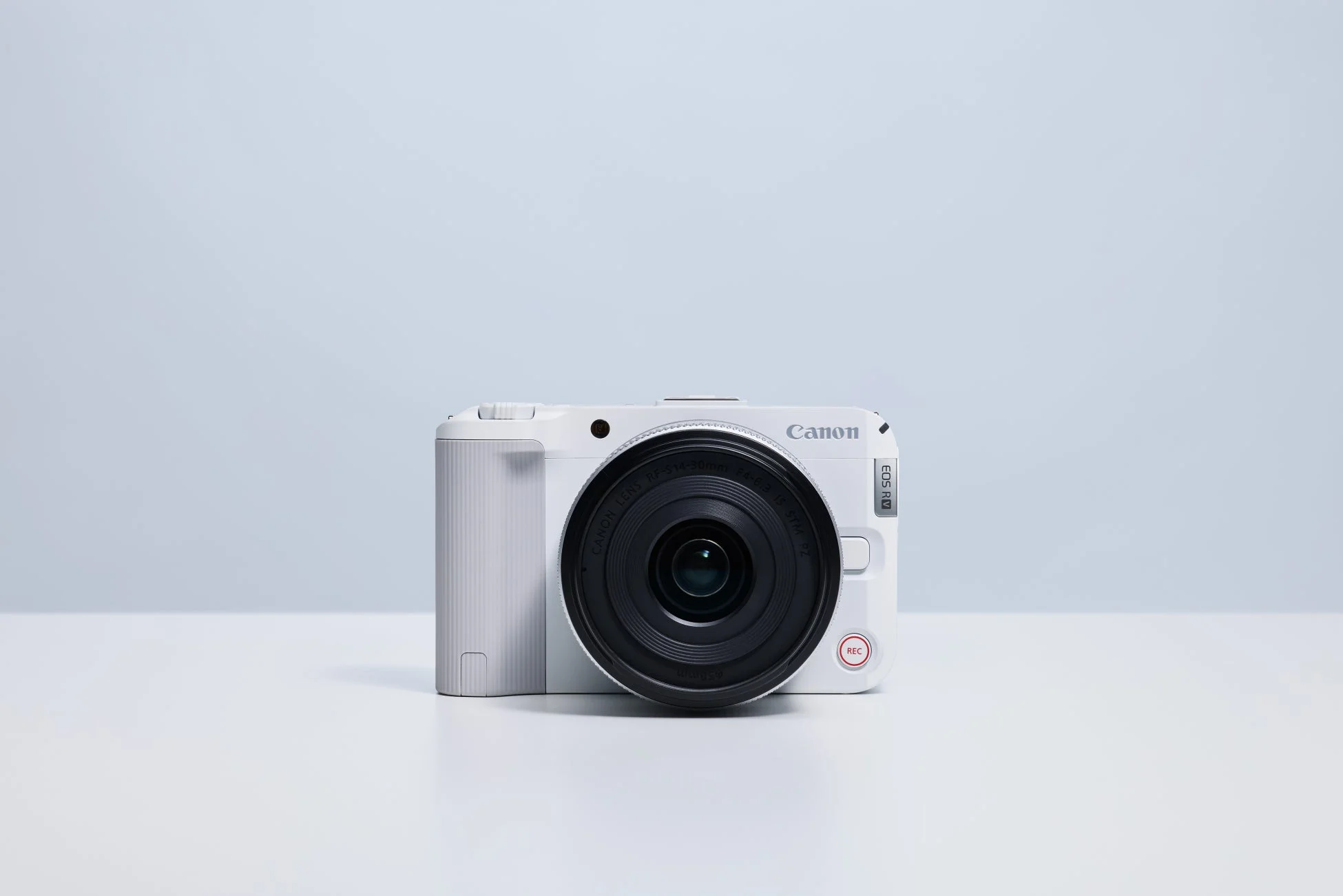 動画クリエイターに人気のミラーレスカメラ「EOS R50 V」に待望のホワイトモデルが登場！