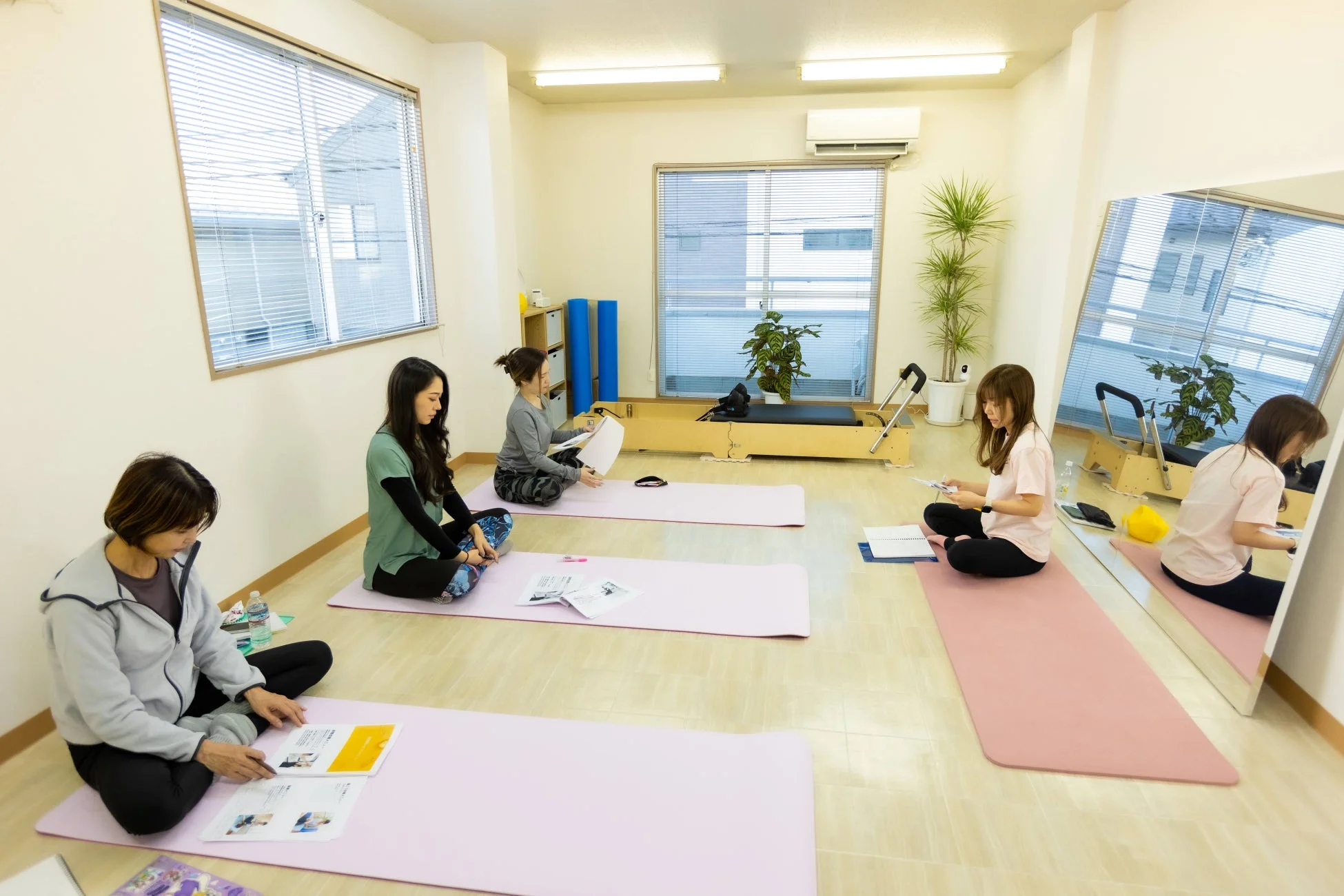 資料を見ながら学習する女性インストラクターたち