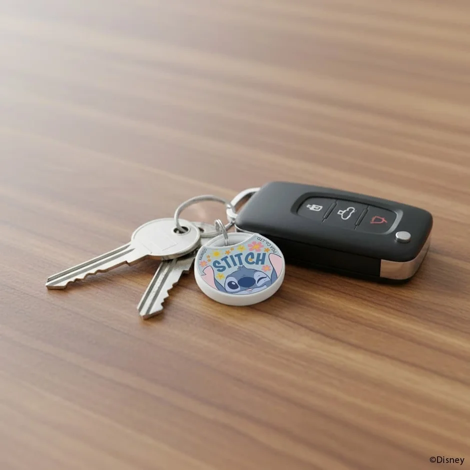 スティッチの紛失防止タグが鍵に付いている様子