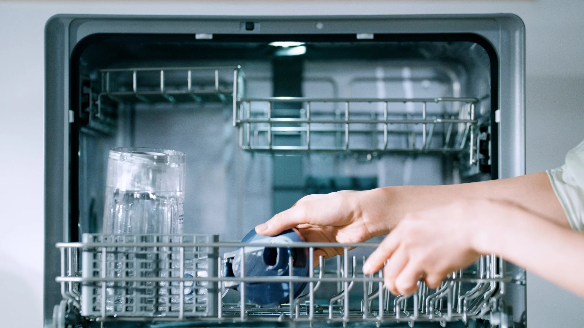 食器洗い機に皿を入れる様子