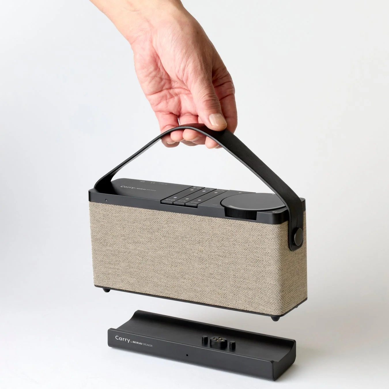 手元スピーカーを手に持つ様子