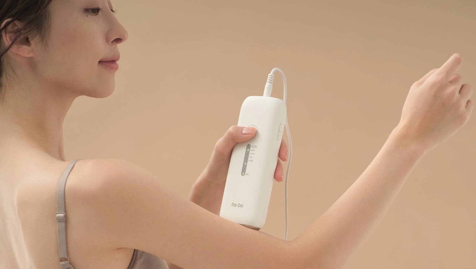 女性が腕に照射している様子