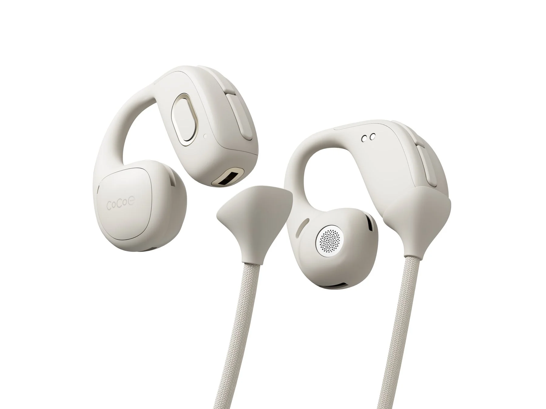 ベージュ色の骨伝導イヤホンCoCoE