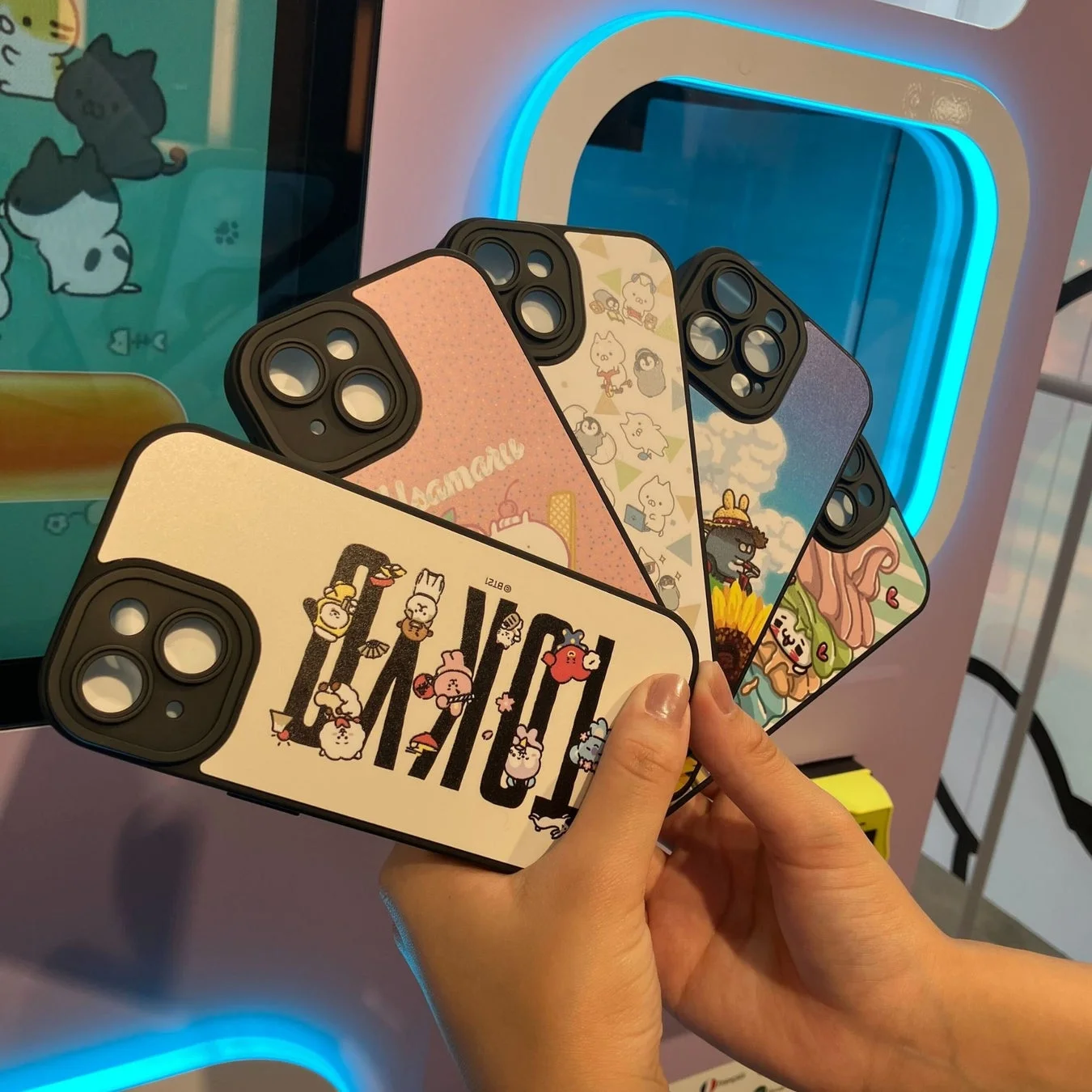 人気キャラクターのスマホケースが並ぶ様子