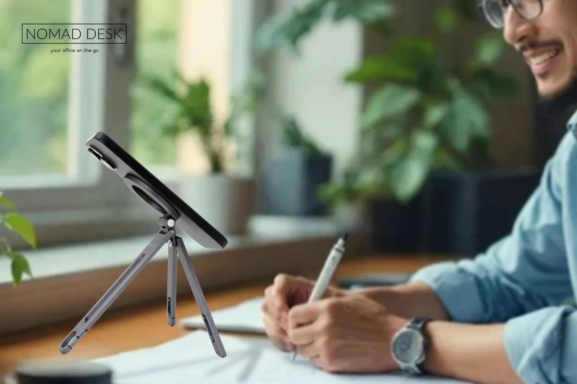 自宅のデスクでビデオ通話をする男性