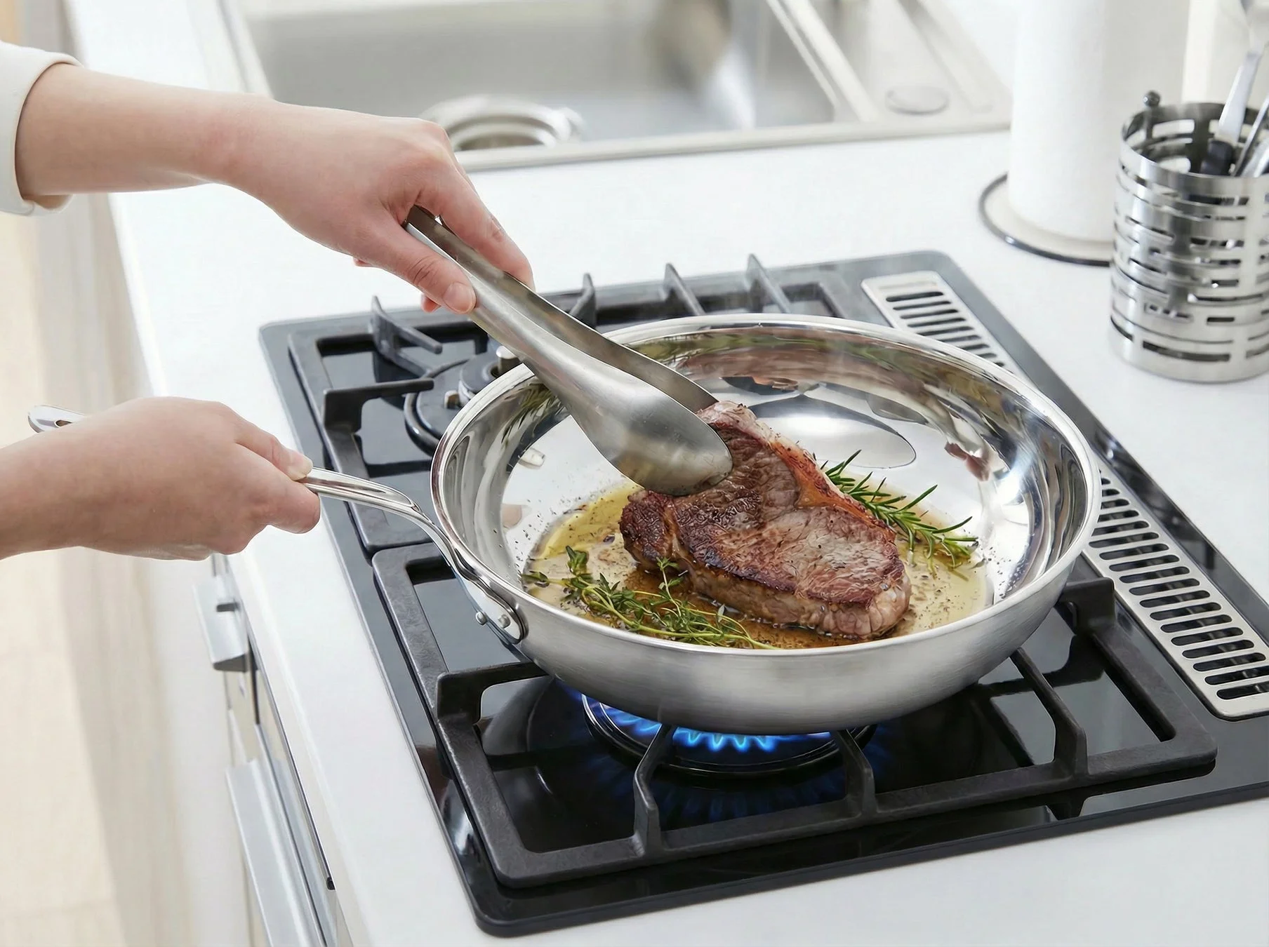 ステーキを焼く様子