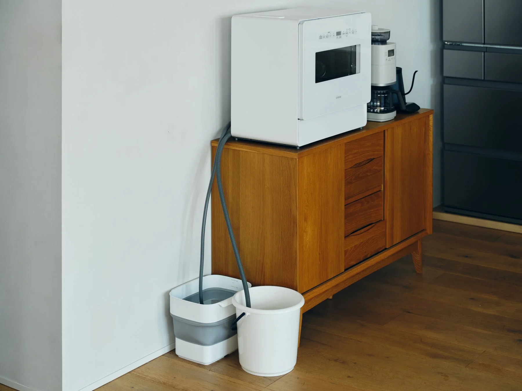 バケツと接続された食洗機