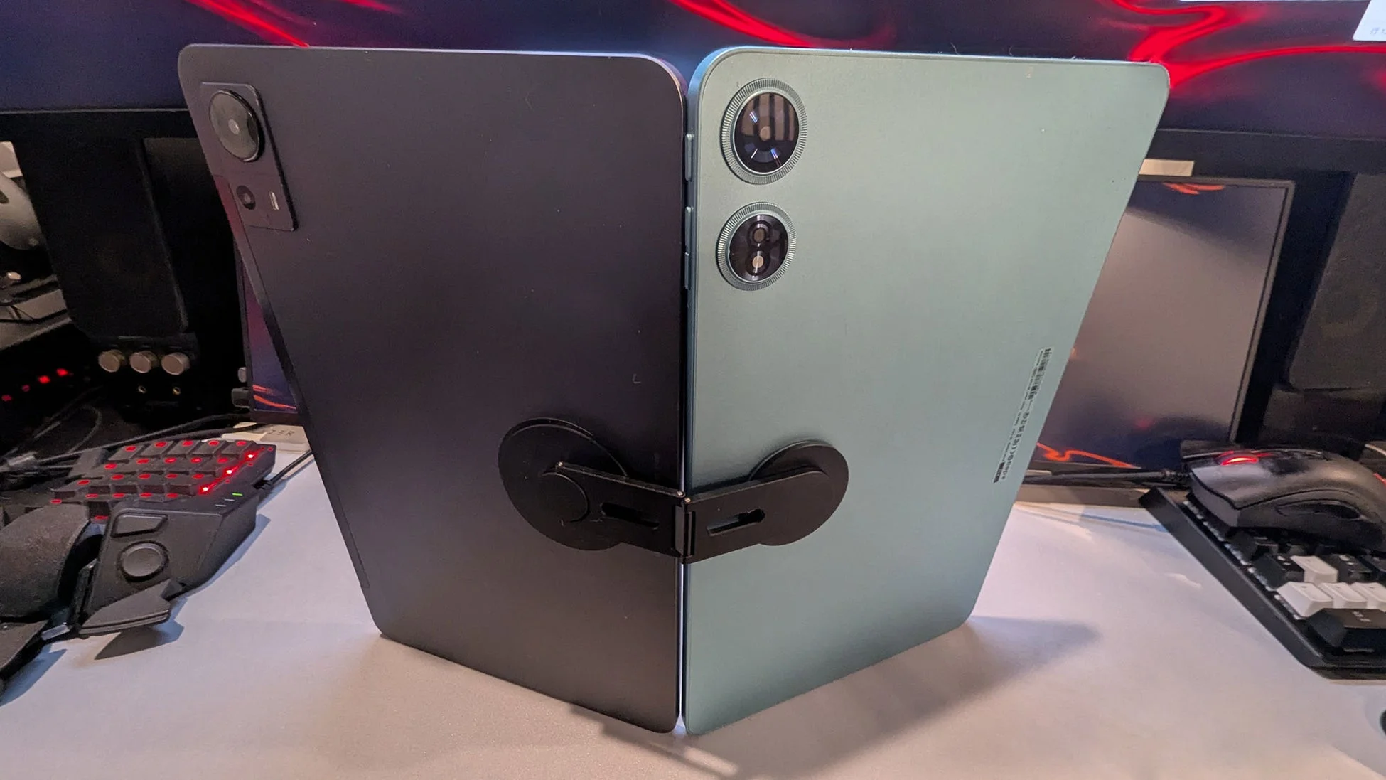 アタッチメントで連結された2台のタブレット