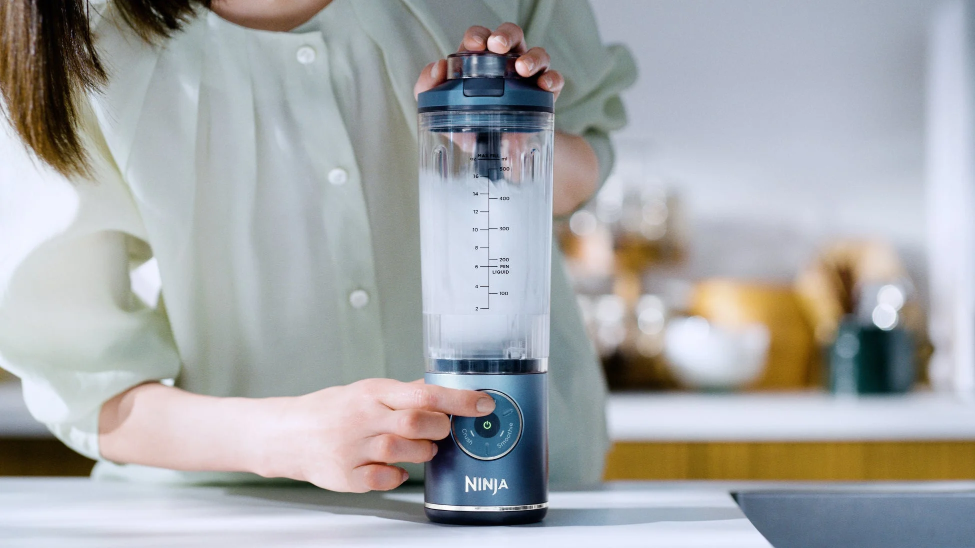 ブレンダーを洗浄する様子