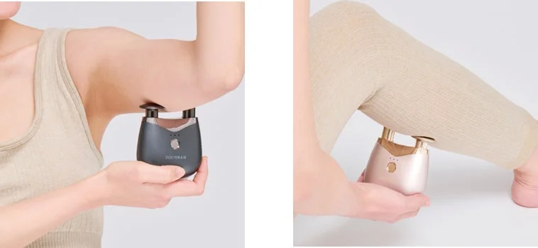 女性が小型のマッサージ器を腕と脚に使用している様子