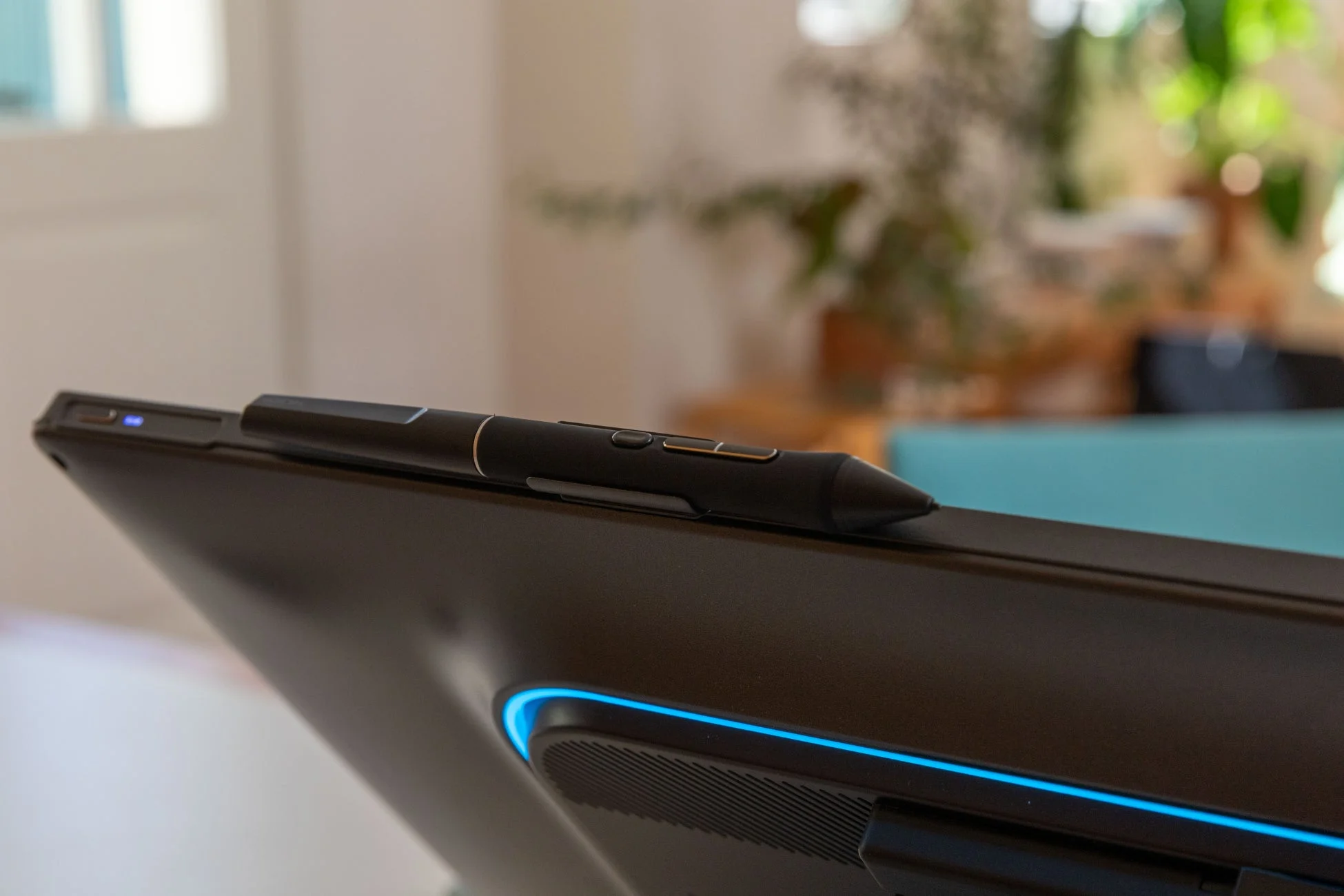 ペンスロットに収納されたスタイラスペン