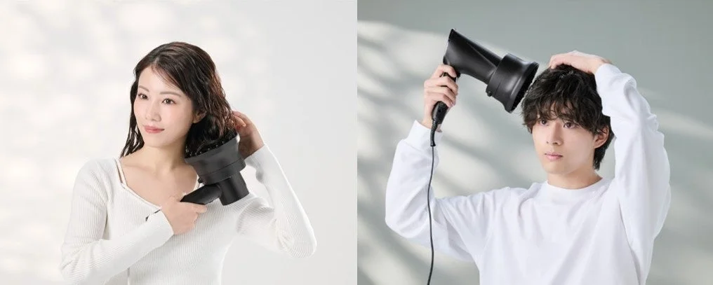 白い背景の前で、男女がそれぞれディフューザー付きのドライヤーを使って髪を乾かしている様子