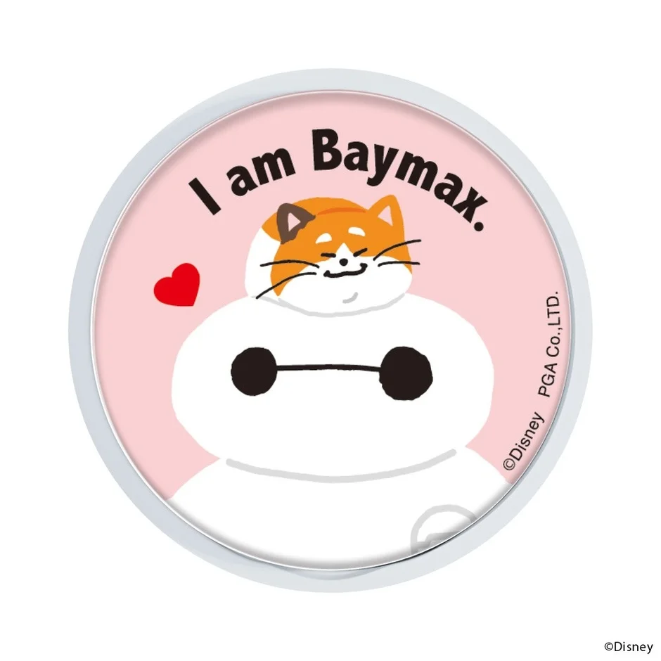 「I am Baymax.」の文字と赤いハートが描かれたピンクの背景に、ベイマックスの体に猫の顔が乗った可愛らしいイラストの円形バッジ。ディズニーキャラクターのコラボレーション商品と思われる。