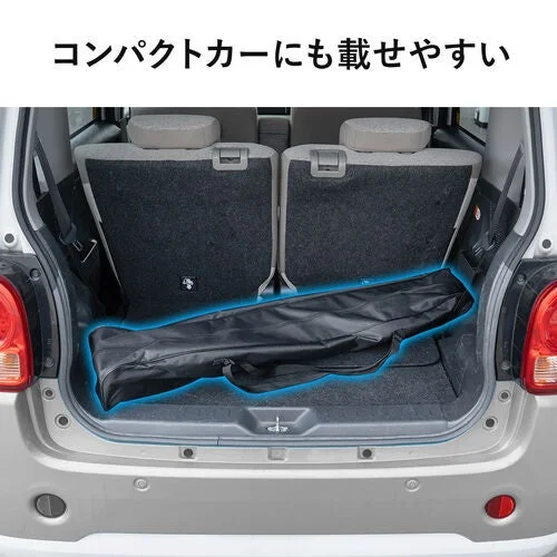 コンパクトカーのトランクに長い黒い収納バッグが積載されている画像