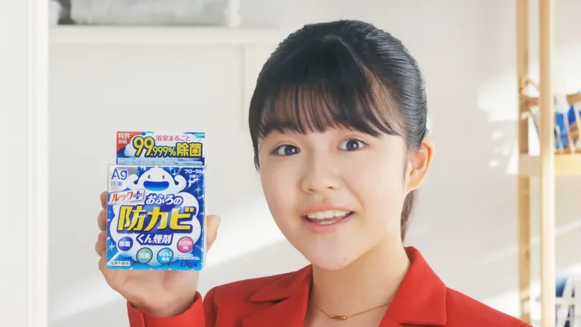 CMカット：永瀬ゆずなさんが製品を手に勧める