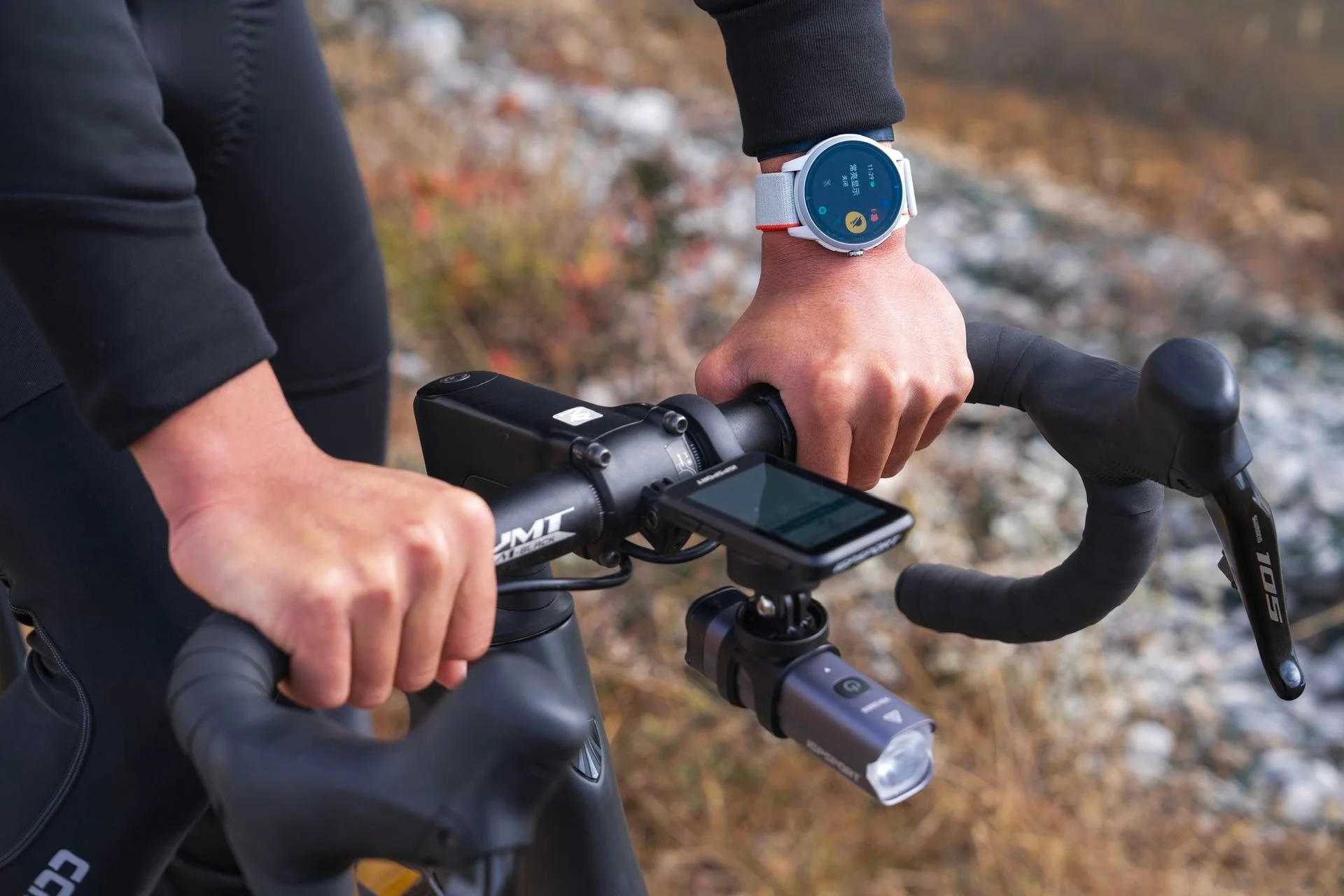 ロードバイクのハンドルとスマートウォッチ