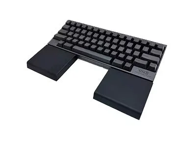 黒いコンパクトキーボードと左右に配置されたリストレスト
