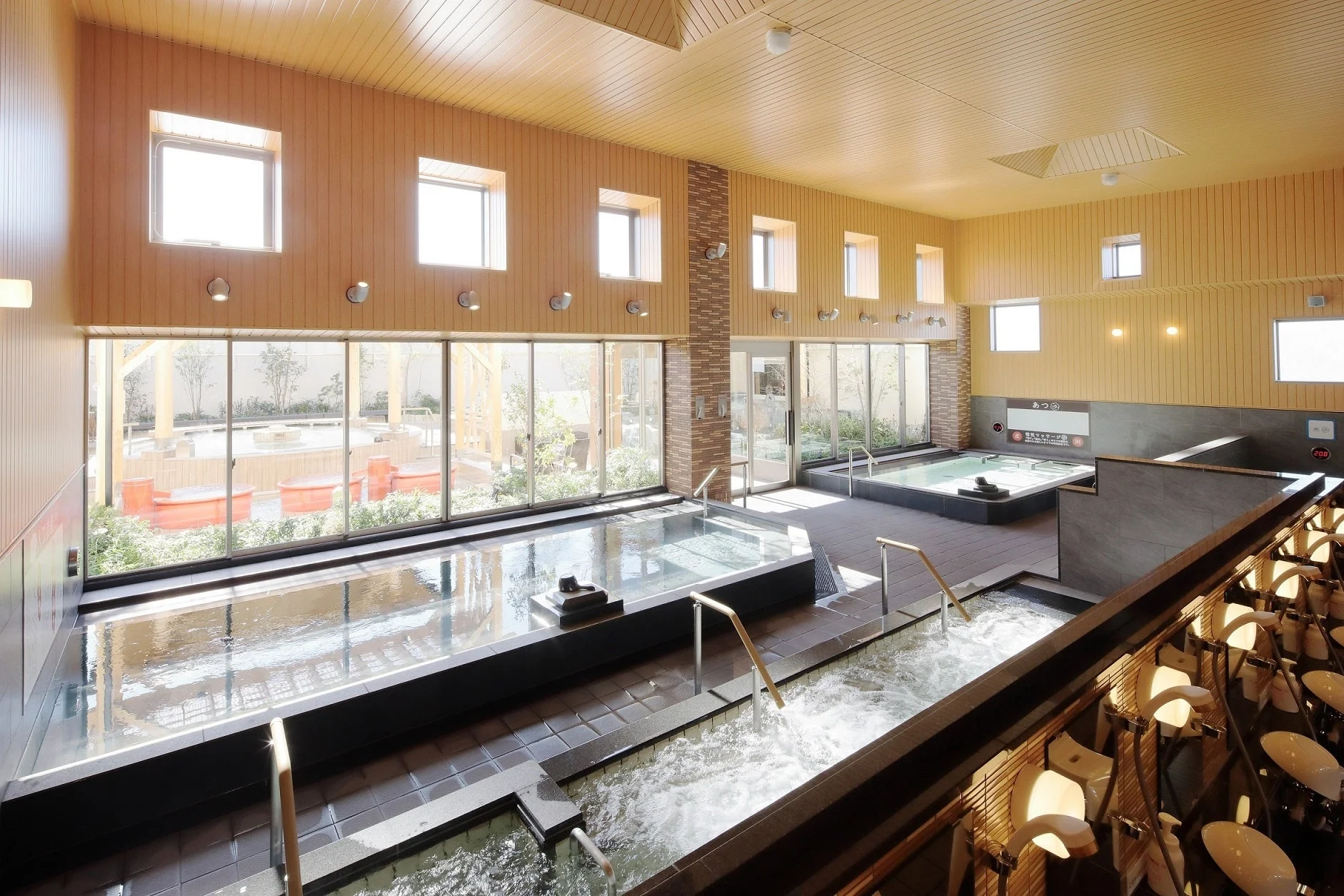 広々とした明るい雰囲気の日本の温浴施設