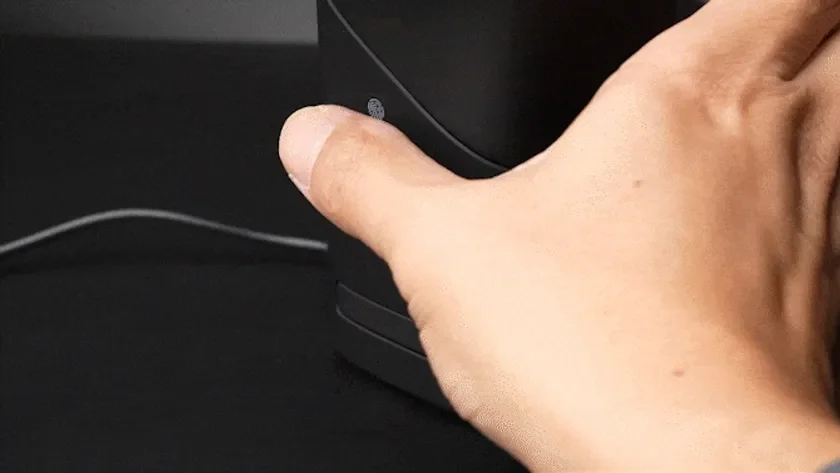 指でボタンを押す様子