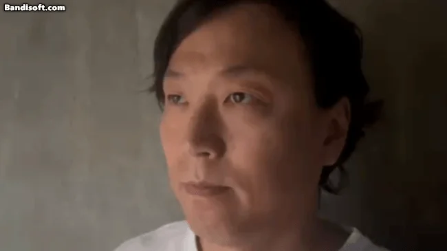 めがね型デバイスを装着した男性