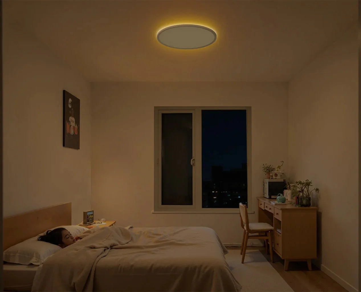 暖色系のシーリングライトが灯る寝室