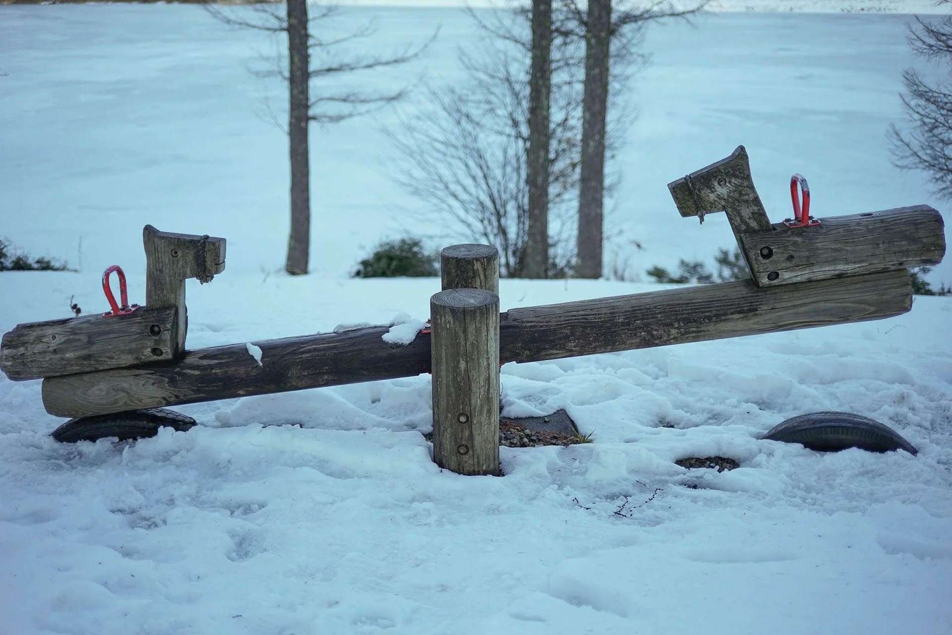 雪に覆われたシーソー