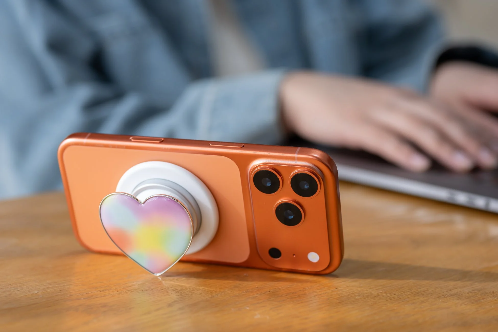 ハート型のスマホスタンドとして使う様子