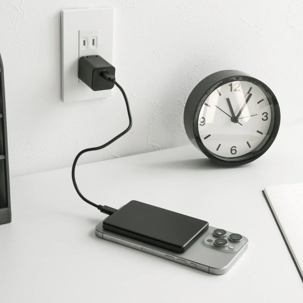 スマートフォンとモバイルバッテリーが同時に充電されている様子