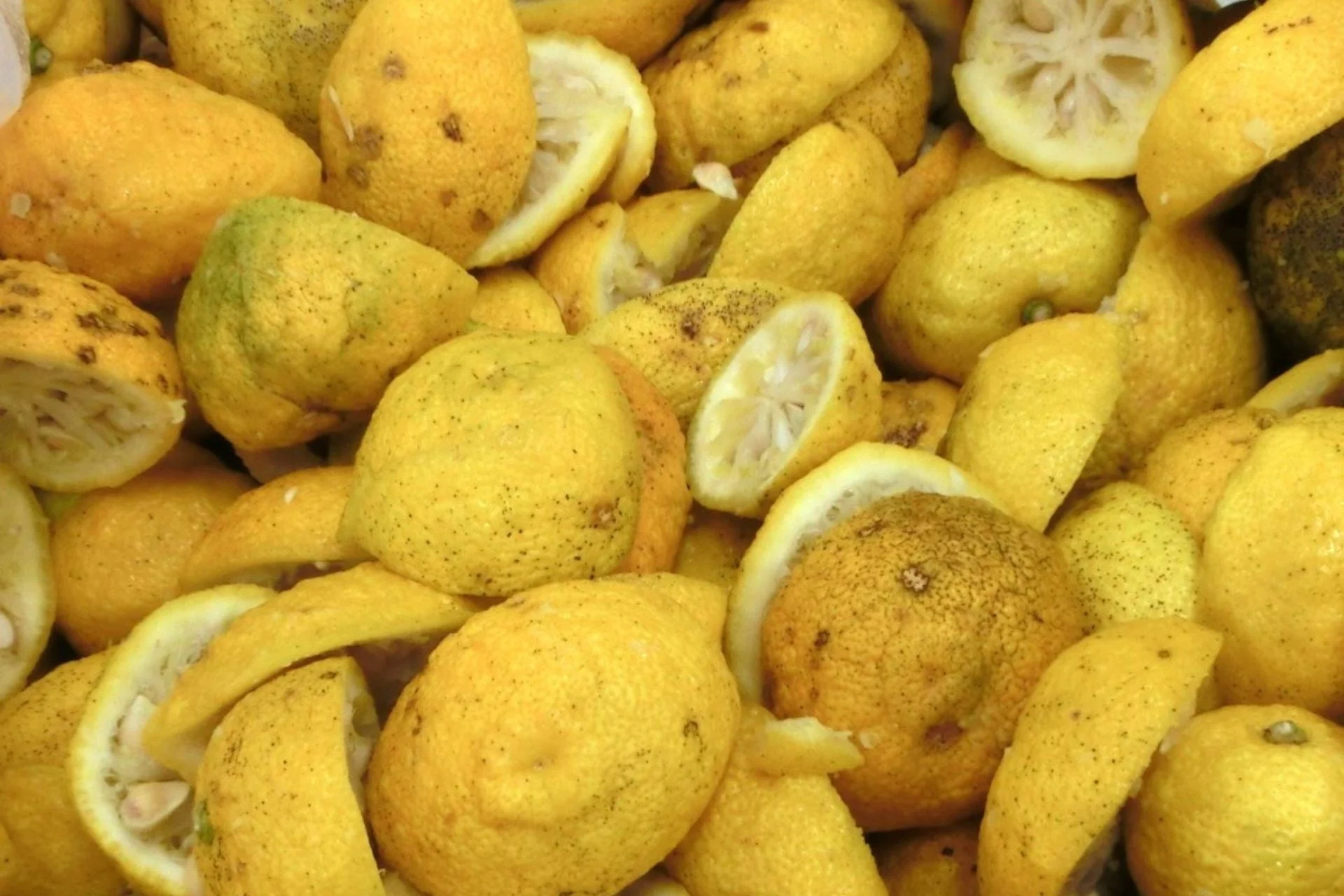 山積みにされた黄色いレモン