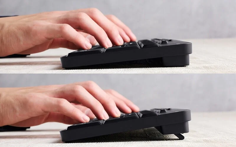 キーボードの傾斜スタンドが立てられた状態