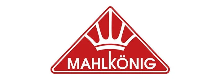 赤い三角形の中に白い文字で「MAHLKÖNIG」と書かれたロゴマークです。上部には王冠のモチーフがデザインされています。コーヒー関連ブランドのロゴと考えられます。