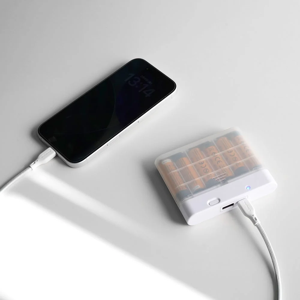 スマートフォンが電池式のモバイルバッテリーに接続され充電されている様子