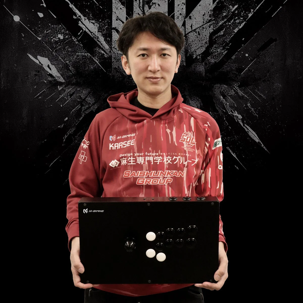 赤いパーカーを着たネモ選手とアーケードコントローラー