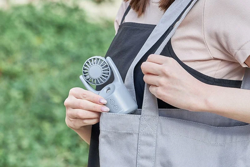 携帯扇風機、ミストファン、ポータブルファン、冷却グッズ、夏、暑さ対策、女性、手、トートバッグ、グレー、屋外