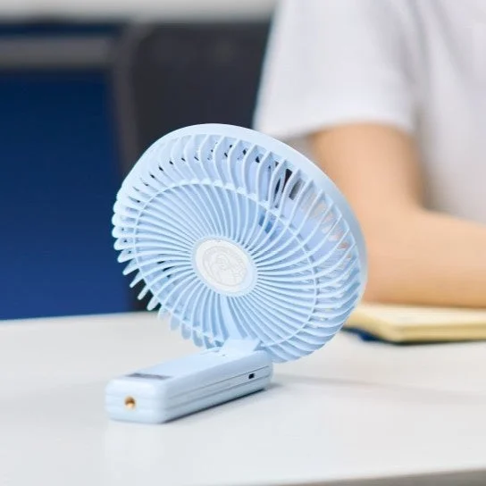 白い机に置かれた水色の卓上扇風機