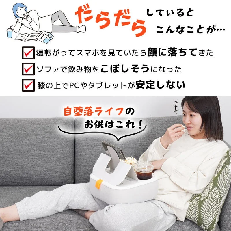 リビングで膝上テーブルクッションを使用するイメージ