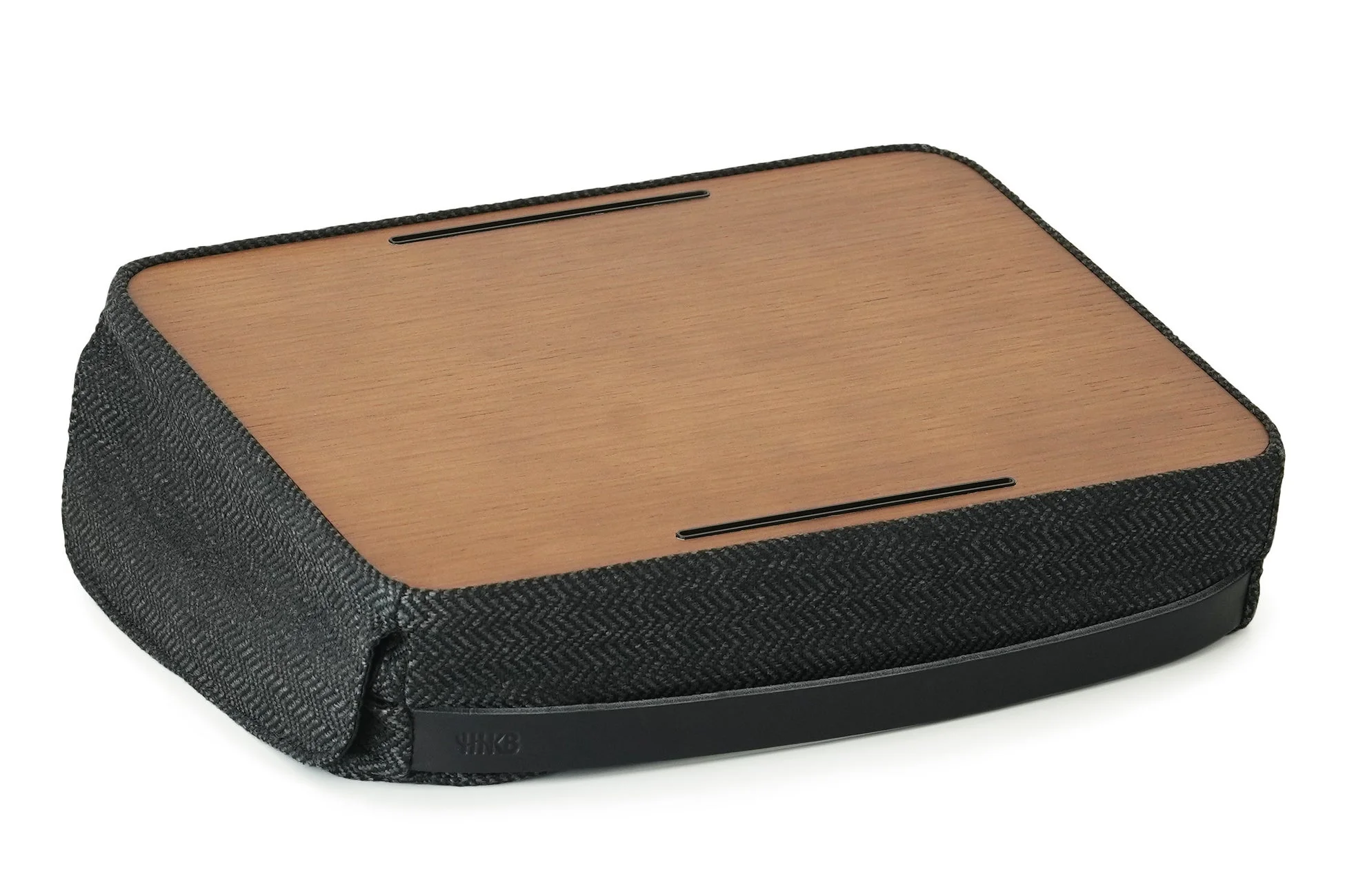 木目調の天板とヘリンボーン柄のファブリックを組み合わせたスタイリッシュなラップデスクです。タブレットやスマートフォンを立てられるスロットと、持ち運びに便利なハンドルが付いています。