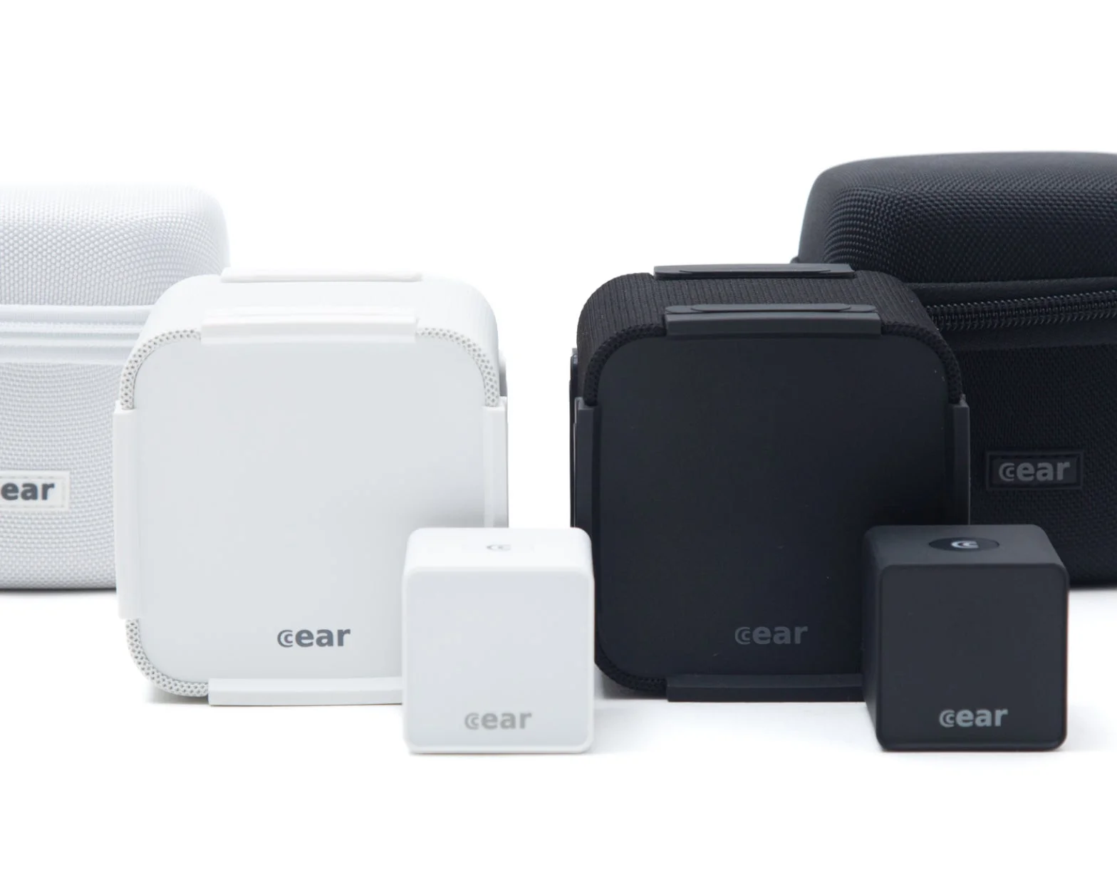 白と黒の小型電子機器とその専用ケースが並べられた画像です。ミニマルなデザインで、すべての製品に「cear」のロゴが確認できます。現代的なガジェットのラインナップを示しています。