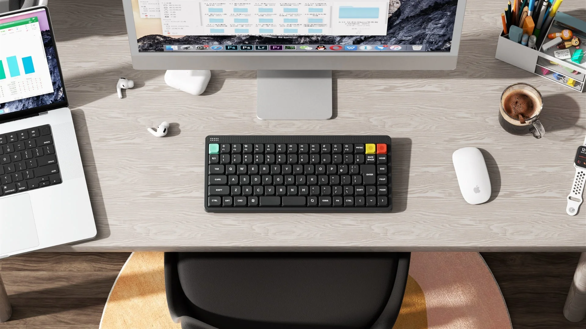 オフィスデスクに置かれたNode75 JISの分割スペースバー