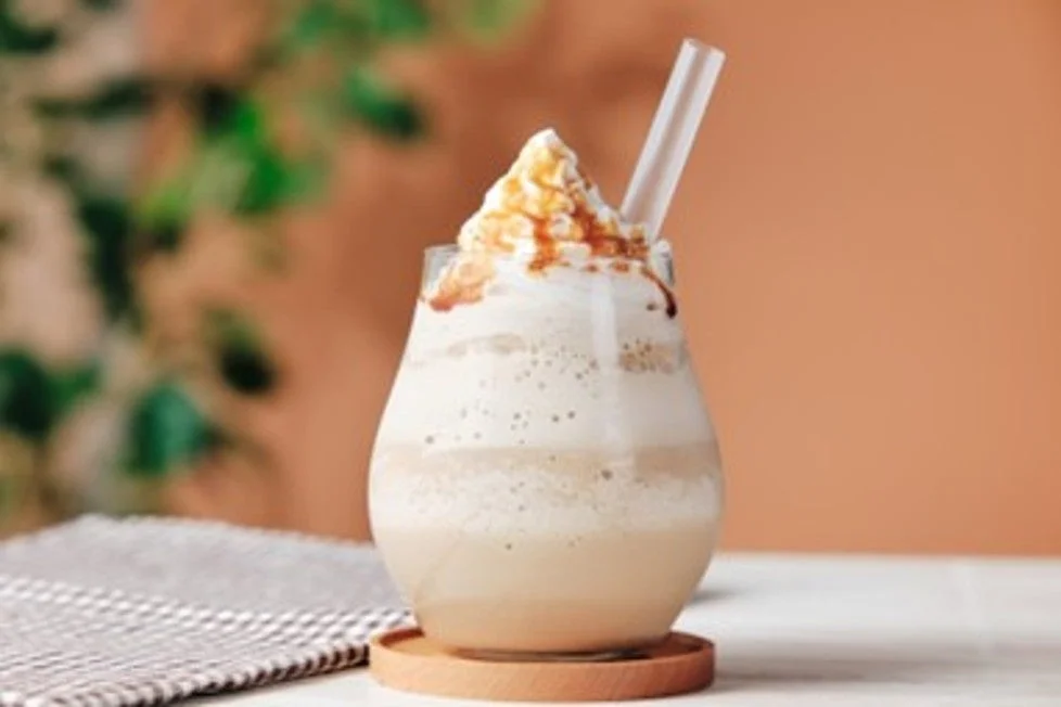 ホイップクリームとキャラメルソースのフラッペ