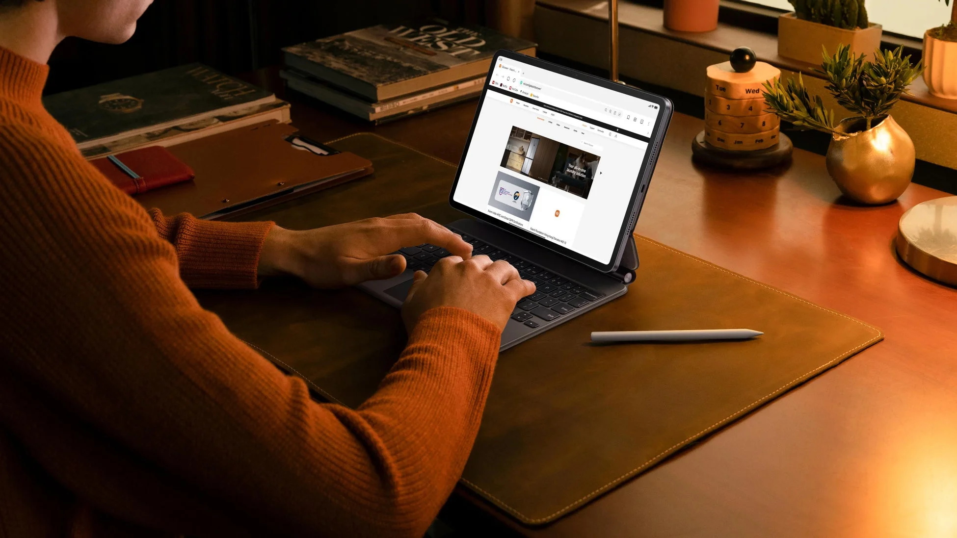 ワークスペースでタブレットを使用する様子
