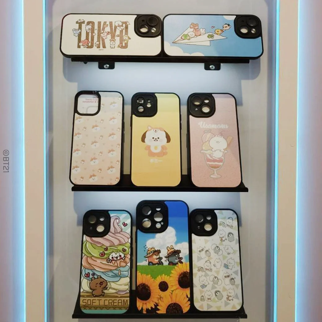 棚に陳列された様々なキャラクターデザインのスマートフォンケース