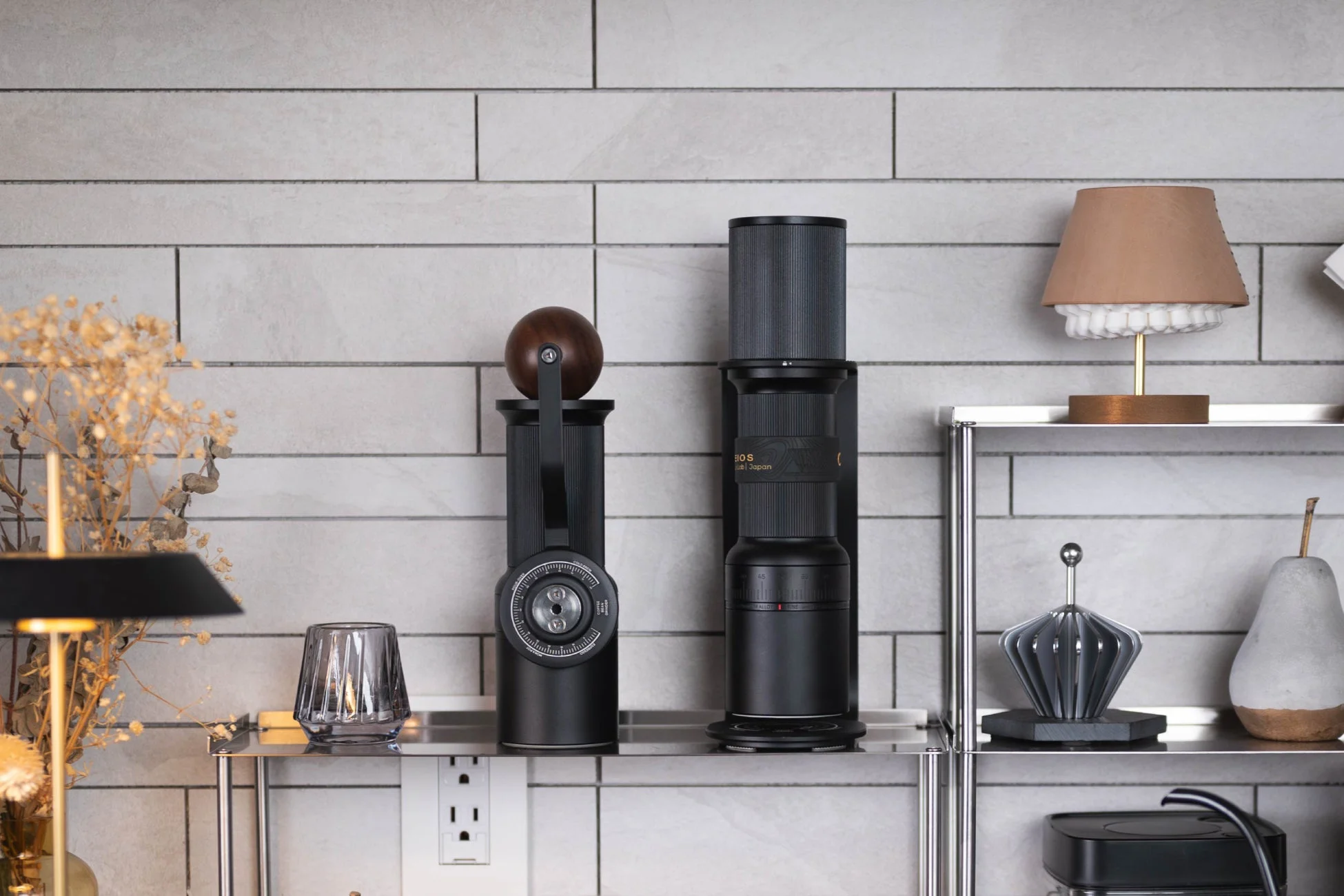 モダンな空間の棚に置かれたスタイリッシュなコーヒーグラインダーと様々な装飾品