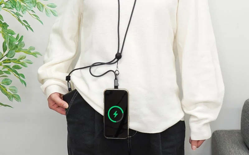 スマホを充電する様子