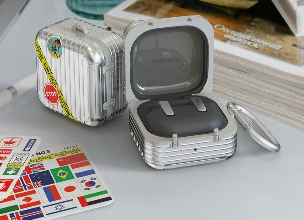 デコシールでカスタマイズされたイヤホンケース