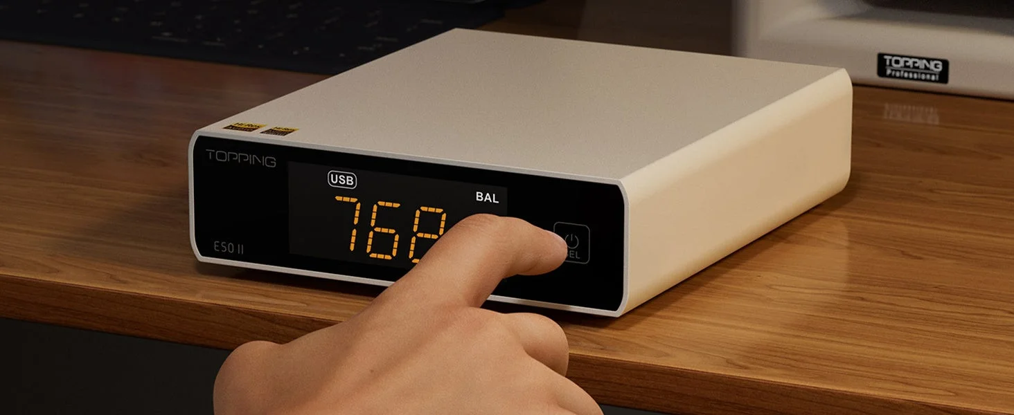 TOPPING E50 IIを操作する手元