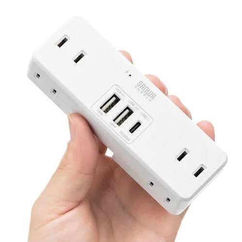 白い電源タップ兼USB充電器が手に持たれています。ACコンセント2口、USB-Aポート2口（各18W）、USB-Cポート1口（PD20W）を備え、多様な機器の充電に対応しています。コンパクトなサイズで、旅行や日常使いに便利そうです。