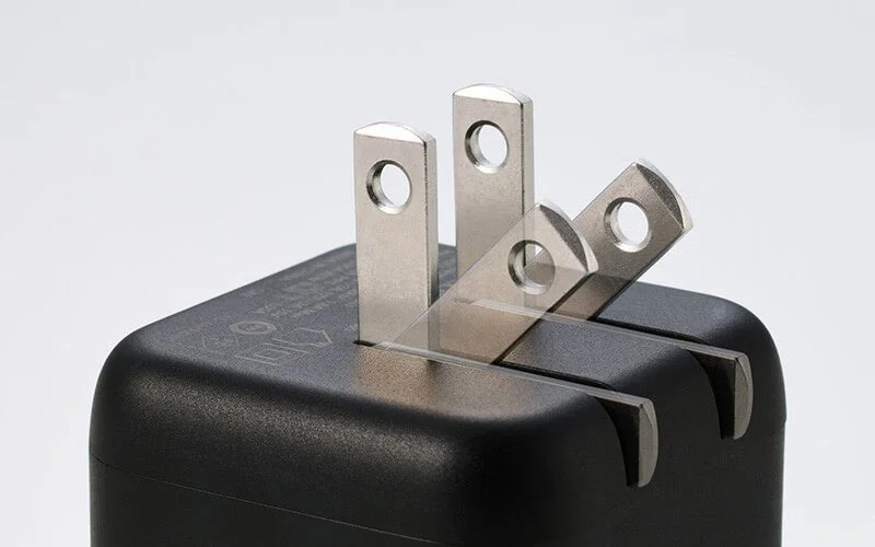 折りたたみ式の2ピン電源プラグを備えた黒い充電器