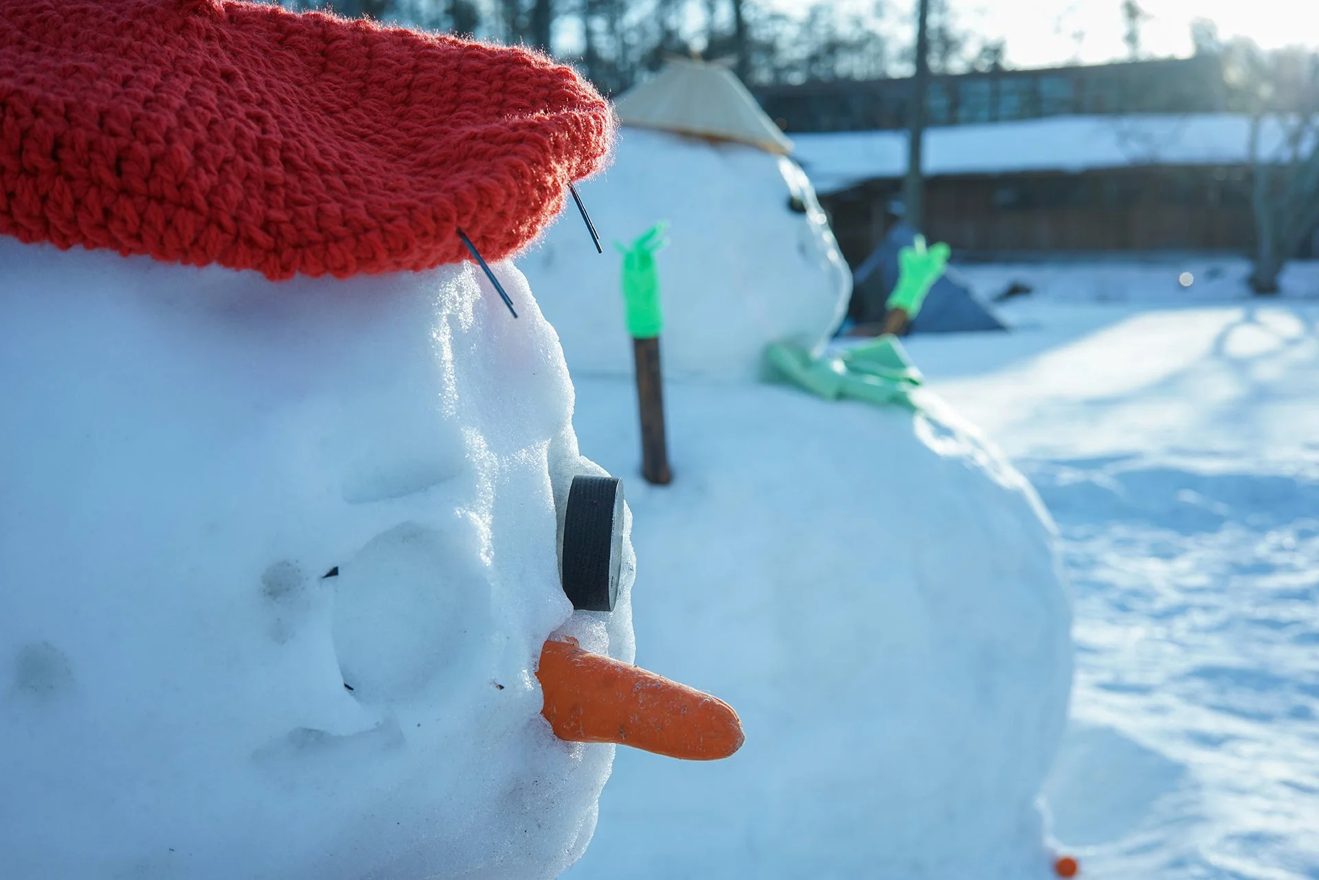赤い帽子の雪だるま