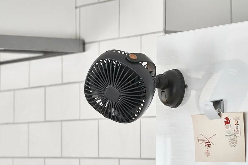 吸盤で固定された扇風機